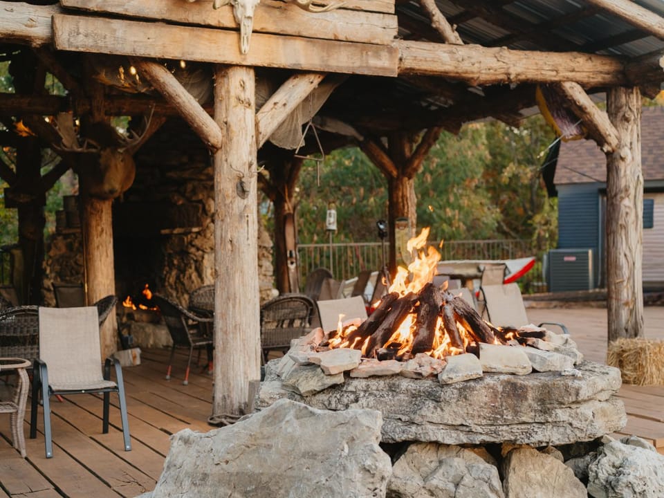 Stonegate Lodge King Bed WIFI 50 Roku TV Salt Water Pool Room #104 Apartment in Eureka Springs