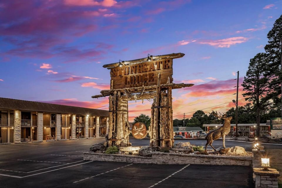 Stonegate Lodge King Bed WIFI 50 Roku TV Salt Water Pool Room #104 Apartment in Eureka Springs