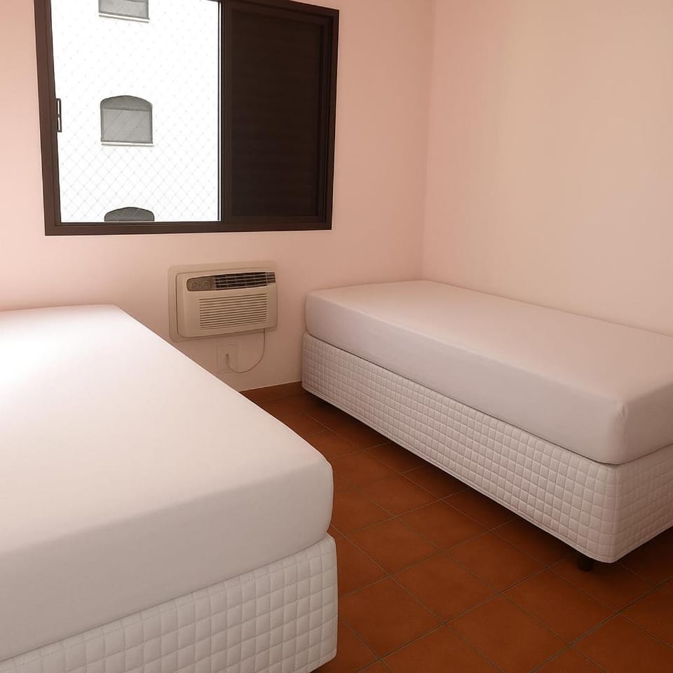 Pitangueiras com cadeira e guarda-sol exclusivo, limpeza diária, piscina climatizada e Wi-Fi Apartment in State of São Paulo