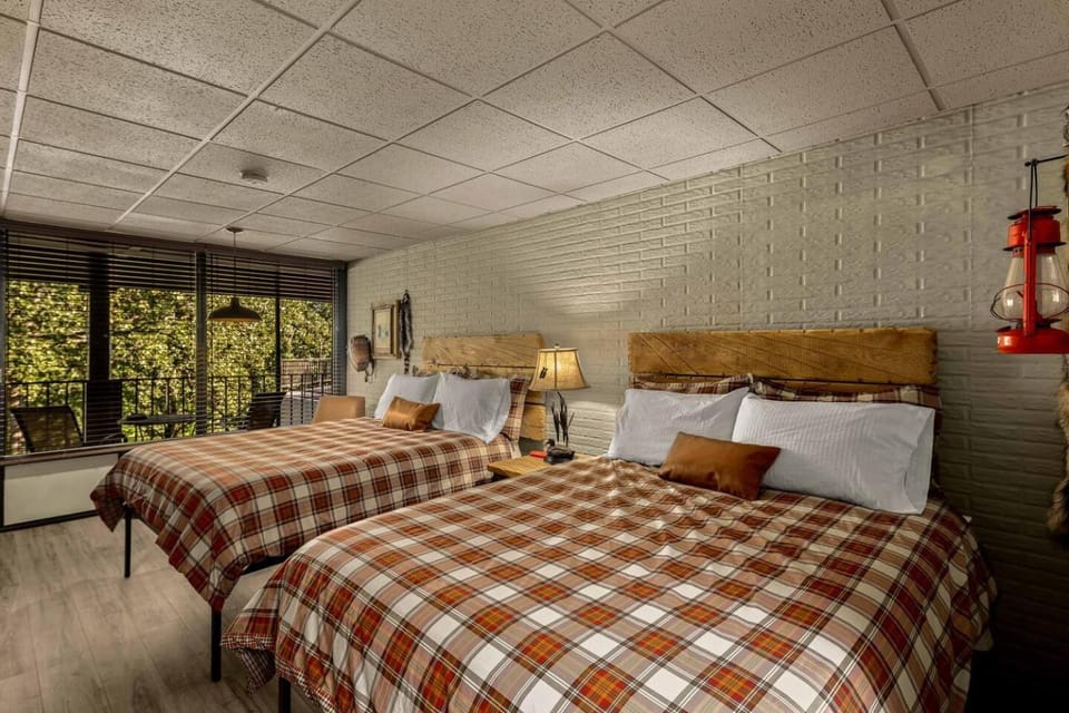 Stonegate Lodge 2 Queen Beds WIFI 50in Roku TV Salt Water Pool Room #105 Apartment in Eureka Springs