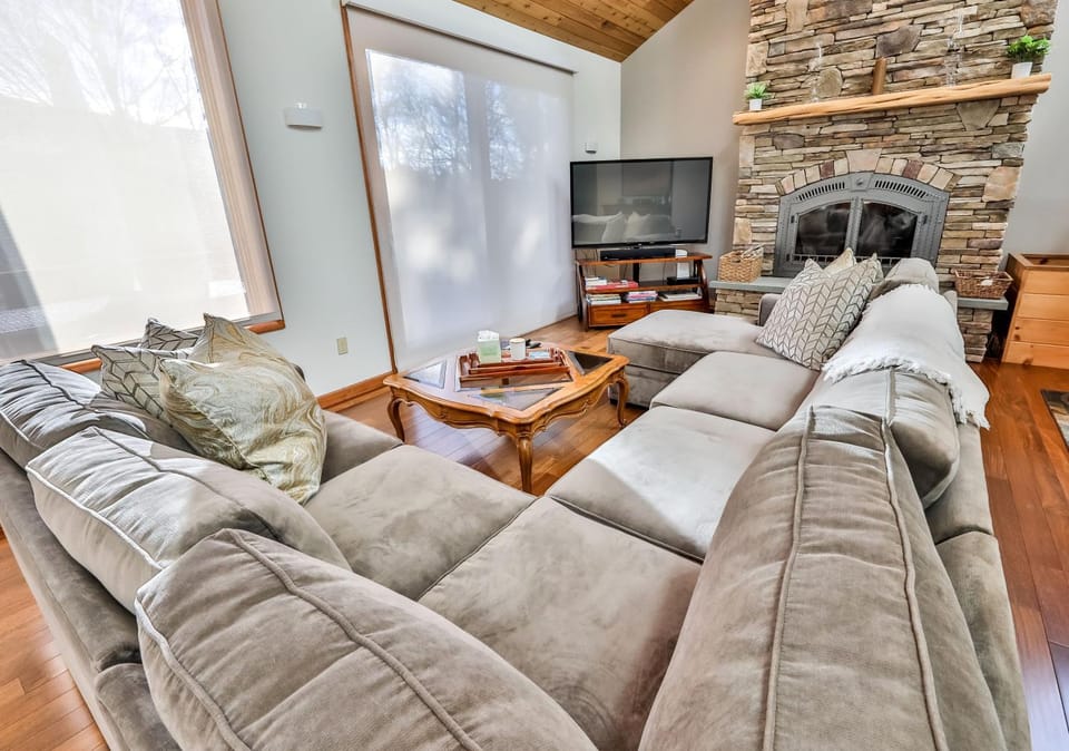 TV and multimedia, Living room, Seating area, Evening entertainment