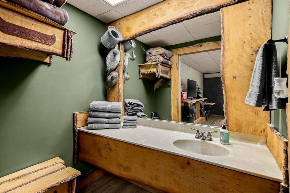 Stonegate Lodge 2 Queen Beds WIFI Roku TV Salt Water Pool Room #106 Apartment in Eureka Springs