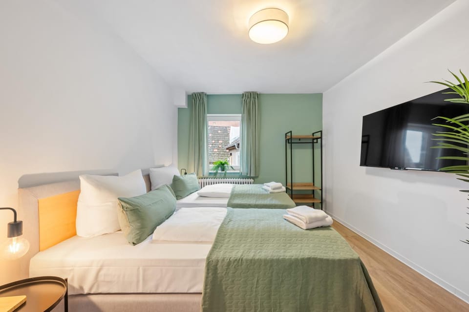 Bed, TV and multimedia, Photo of the whole room, Bedroom, towels