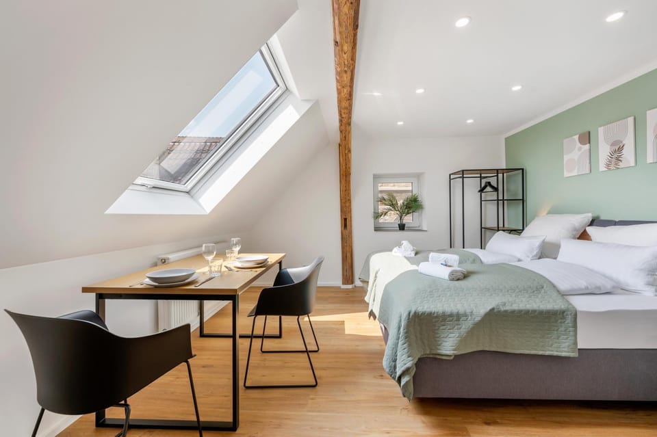 Bed, Living room, Photo of the whole room, Seating area, Dining area, Bedroom, towels