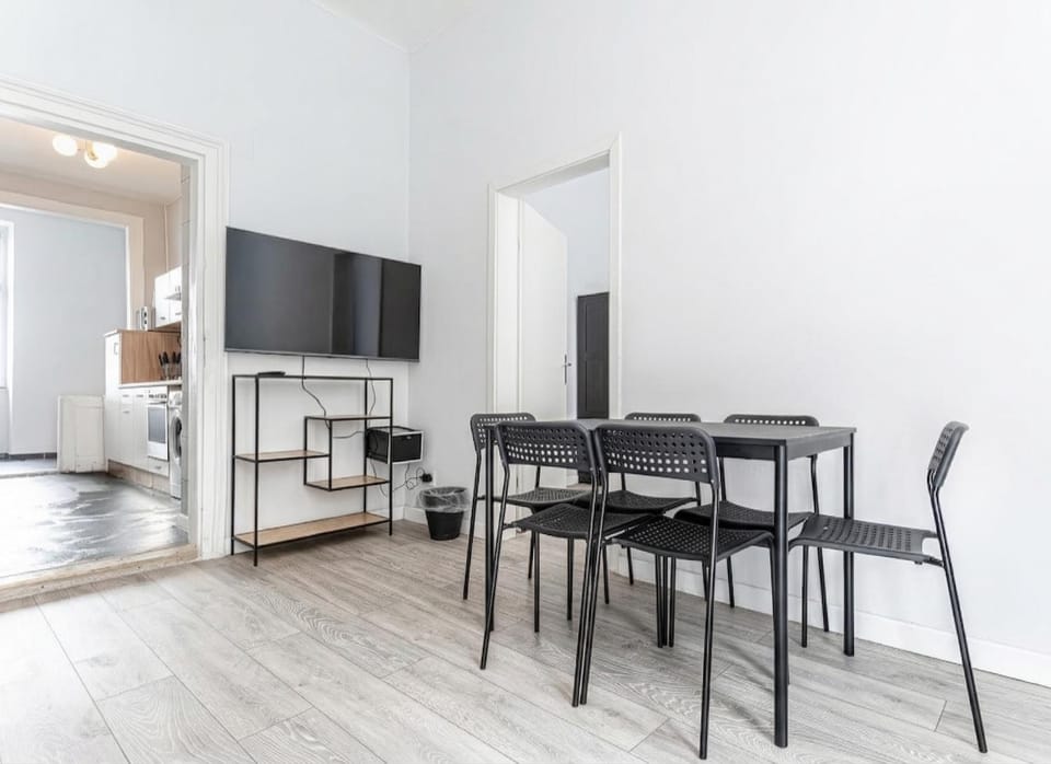 TV and multimedia, Seating area, Dining area