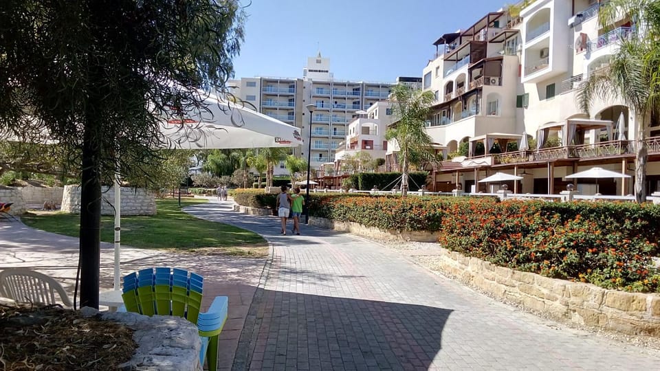 Property building, Neighbourhood, Garden, Location