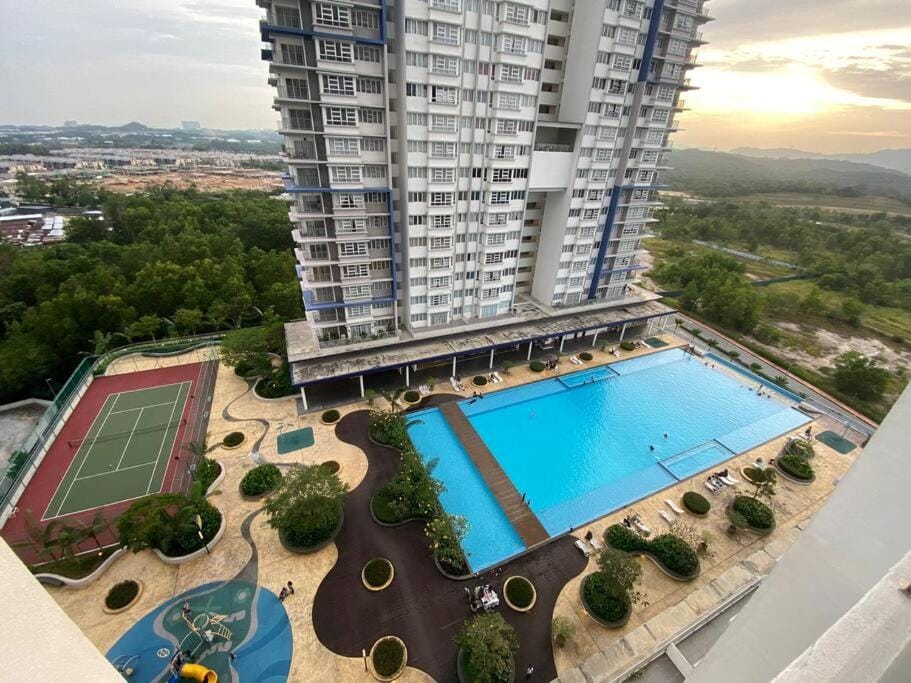 Property building, Day, Bird's eye view, City view, Pool view, Swimming pool, sunbed