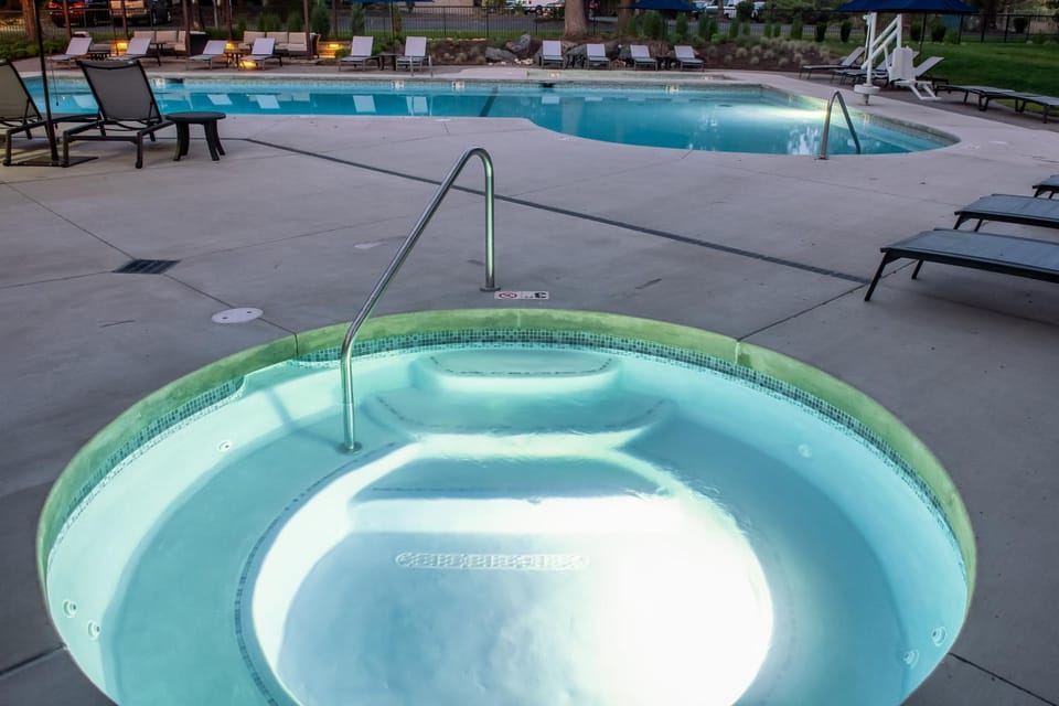 Patio & Pool Access! Year-Round Base in Bend House in Bend
