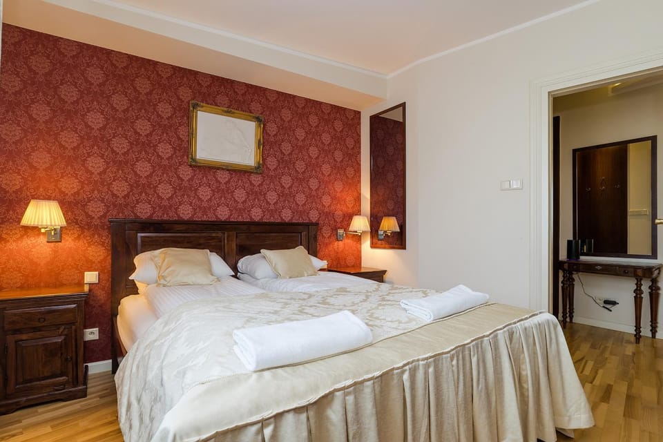 Bed, Bedroom, towels