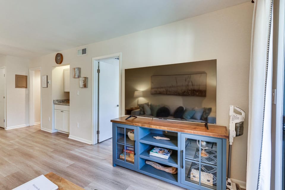 Hilton Head Island Gem, Walk to Folly Field Beach! House in Hilton Head Island