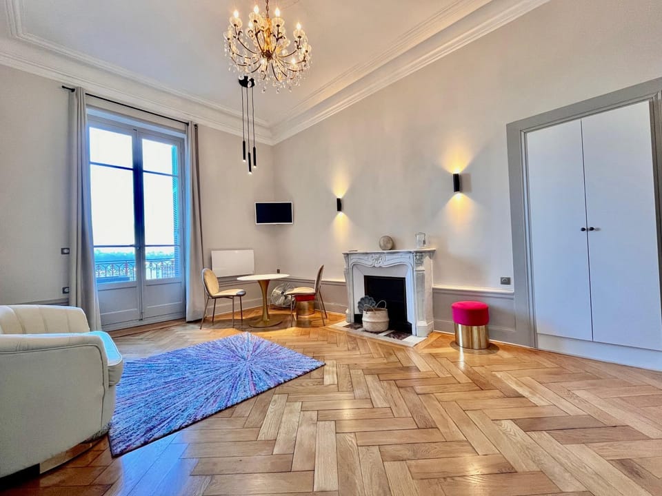 Appartement bourgeois avec terrasse et vue lac Apartment in Aix-les-Bains