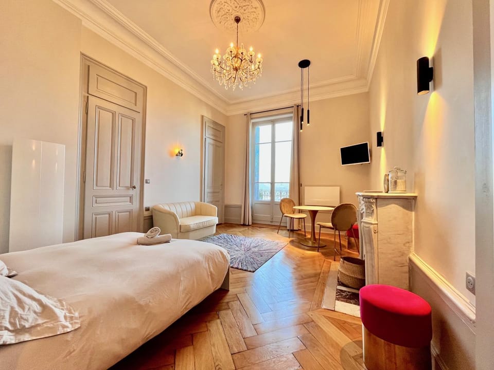 Appartement bourgeois avec terrasse et vue lac Apartment in Aix-les-Bains