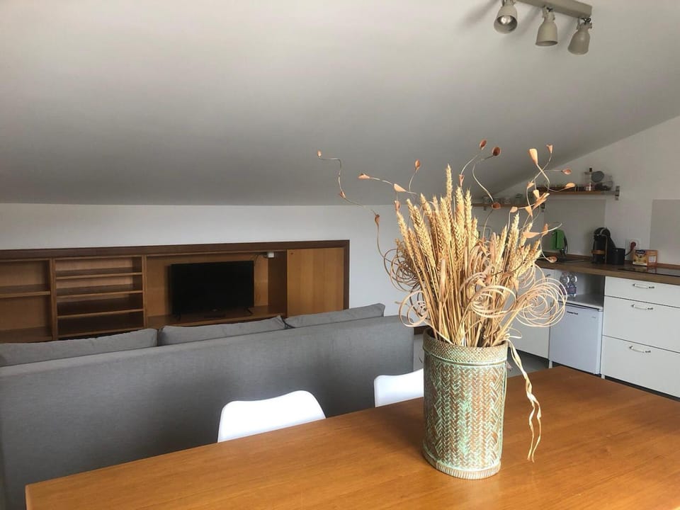 Kitchen or kitchenette, Seating area