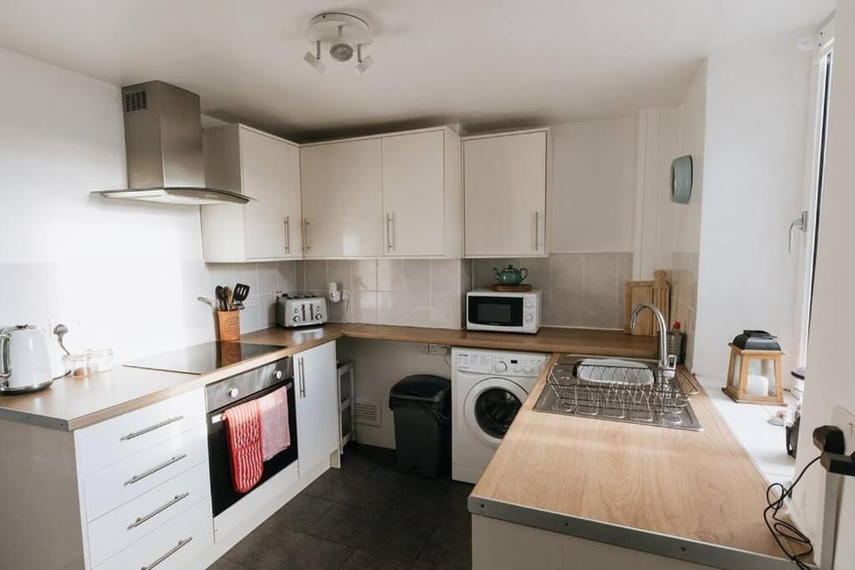 Coffee/tea facilities, Kitchen or kitchenette, oven, pet friendly, stove, toaster, washing machine