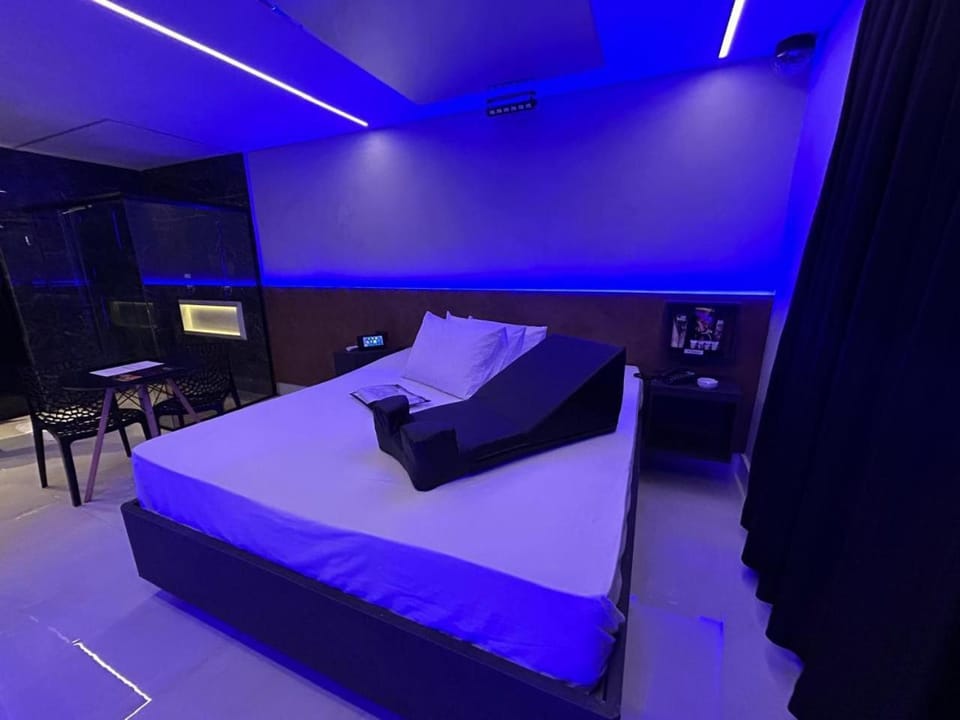 Bed, Photo of the whole room, Dining area, Bedroom