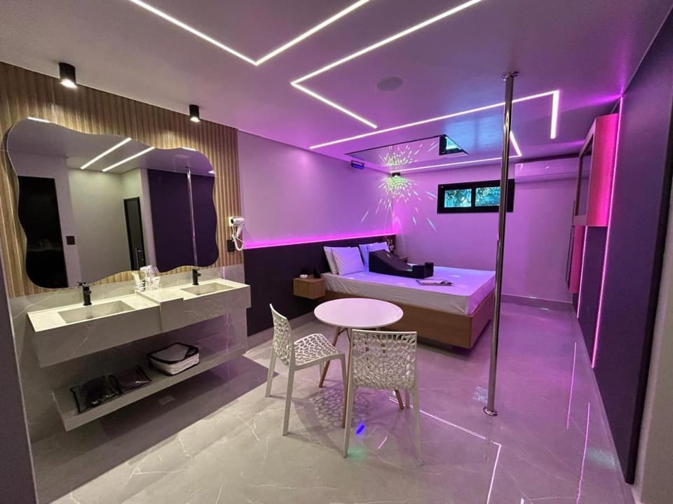 Bed, Photo of the whole room, Dining area, bidet