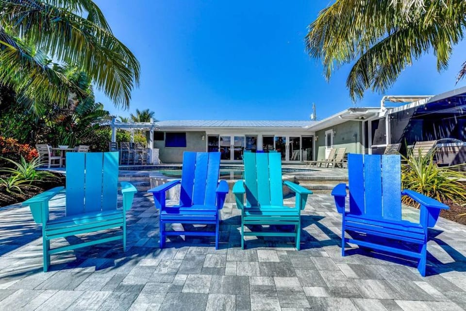 Property building, Patio, Day, Seating area, Pool view, Swimming pool, sunbed