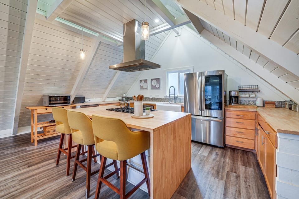 Stylish Bellingham Home with Lake and Mountain Views! House in Washington