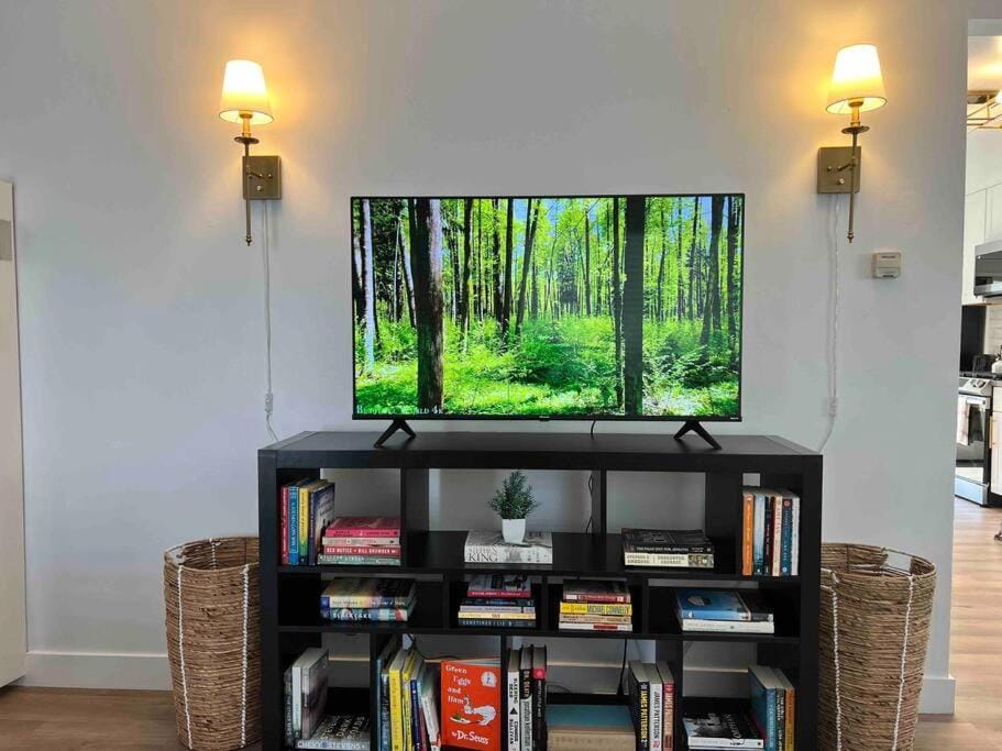Comfortable & Modern 3BD/2BA Home -pet friendly! House in Lawndale