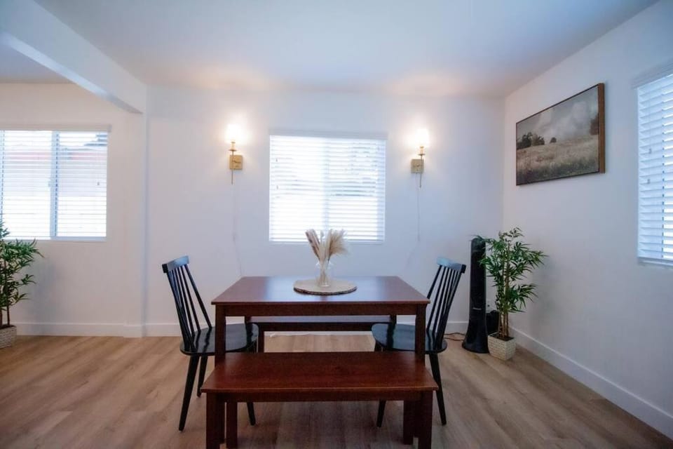 Comfortable & Modern 3BD/2BA Home -pet friendly! House in Lawndale
