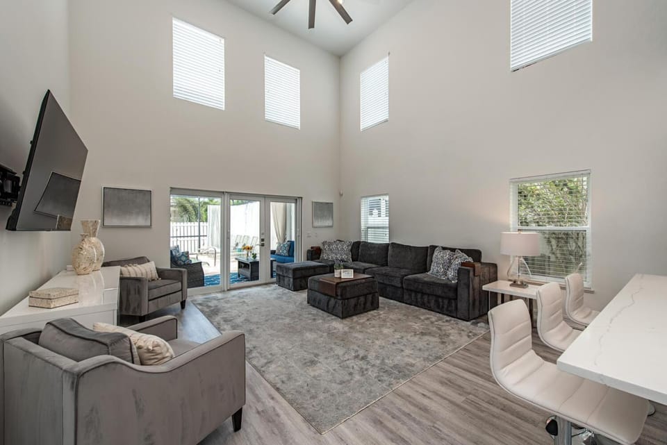 Communal lounge/ TV room, TV and multimedia, Living room, Seating area, Dining area