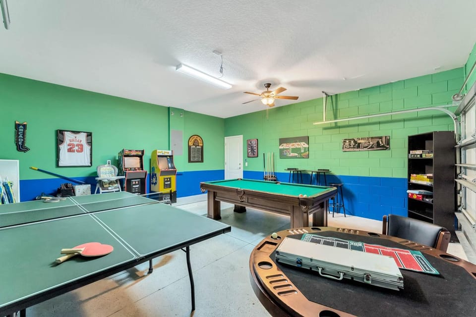 Spacious home w private heated pool & game room House in Four Corners