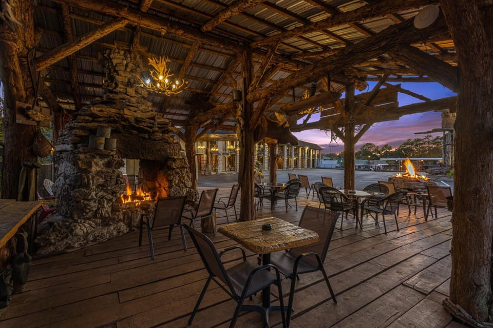 Stonegate Lodge King Bed, WIFI, 50in Roku TV, Salt Water Pool Room #108 Apartment in Eureka Springs