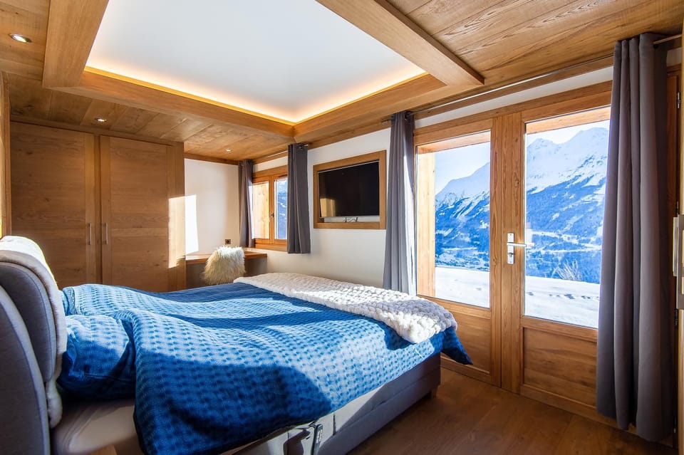 Bed, Natural landscape, Photo of the whole room, Bedroom, Mountain view