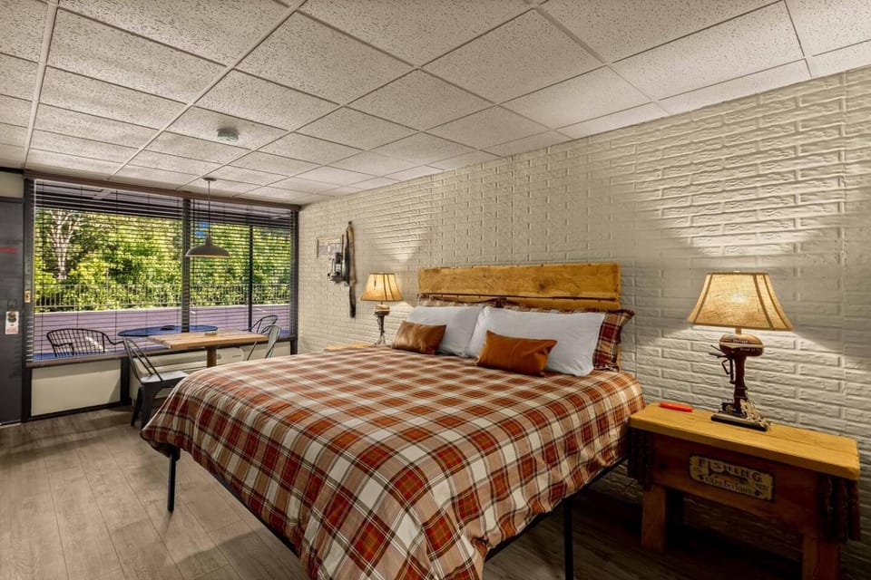 Stonegate Lodge Bed, WIFI, 50in Roku TV, Salt Water Pool Room #109 Apartment in Eureka Springs