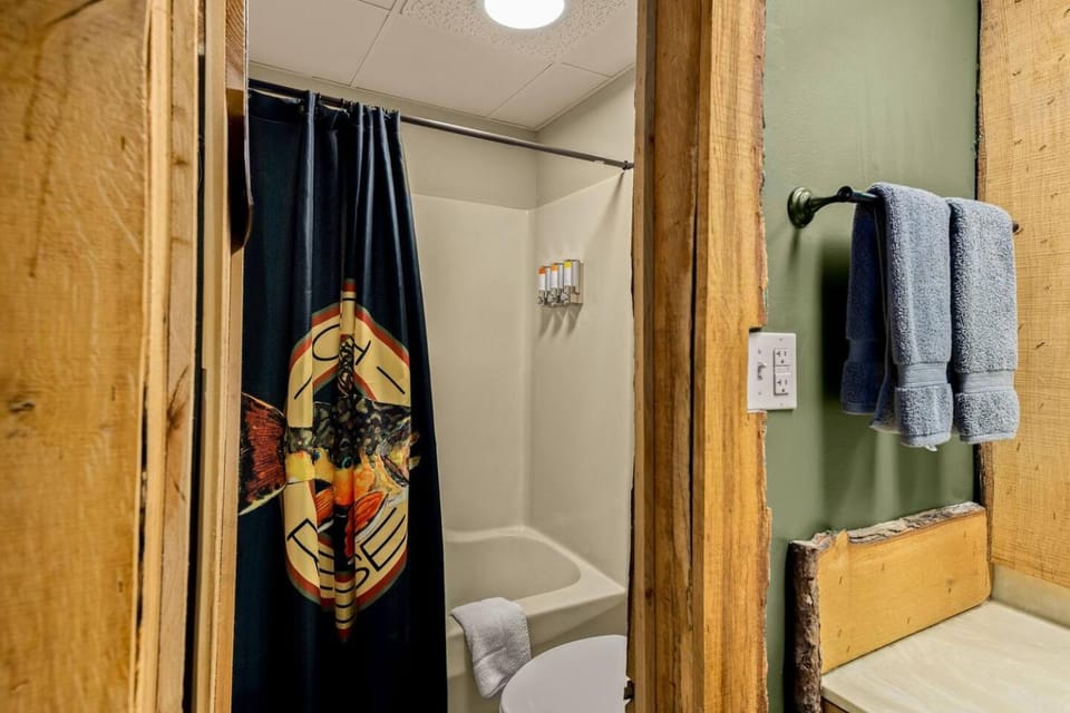 Stonegate Lodge Bed, WIFI, 50in Roku TV, Salt Water Pool Room #109 Apartment in Eureka Springs