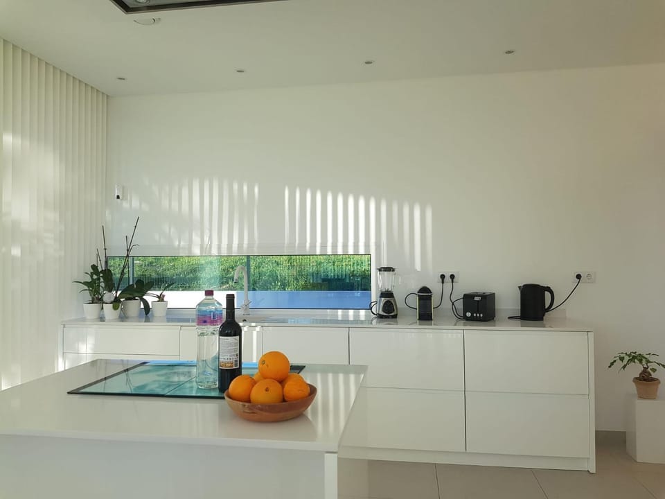 Coffee/tea facilities, Kitchen or kitchenette, Dining area, dishwasher, microwave, oven, storage, stove, toaster, kitchen