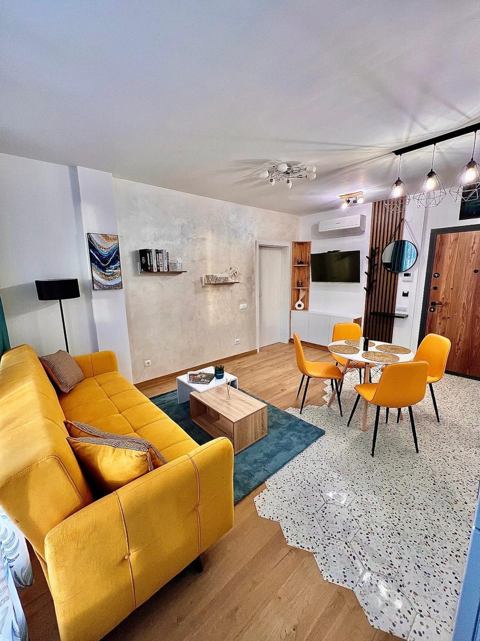 TV and multimedia, Living room, Seating area, Dining area