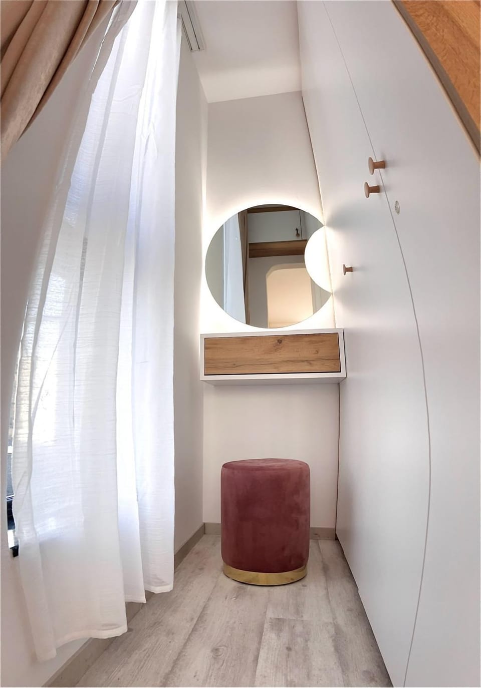 Photo of the whole room, Seating area, wardrobe
