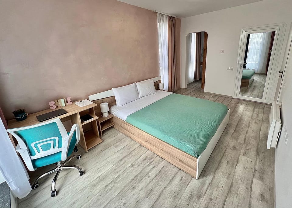 Bed, Photo of the whole room, Seating area, Bedroom, hair dresser