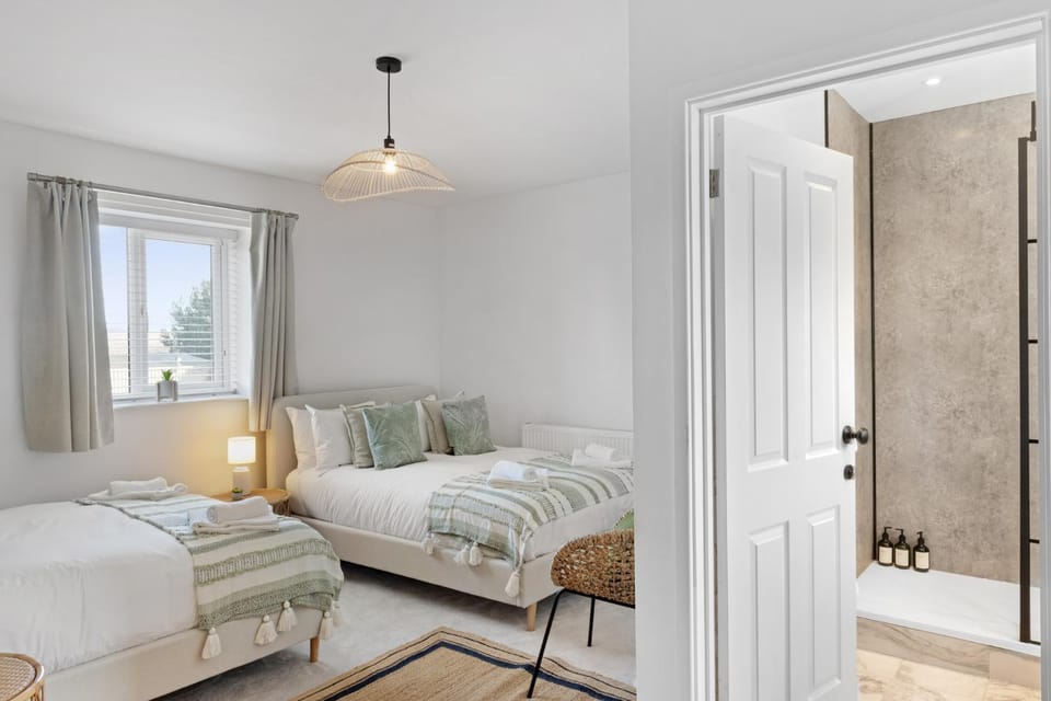 Bed, Photo of the whole room, Bedroom, towels