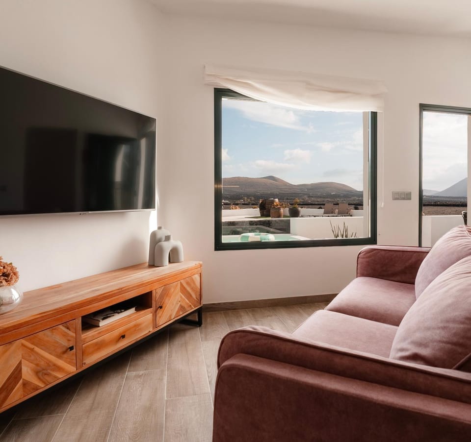 Natural landscape, TV and multimedia, Living room, Mountain view