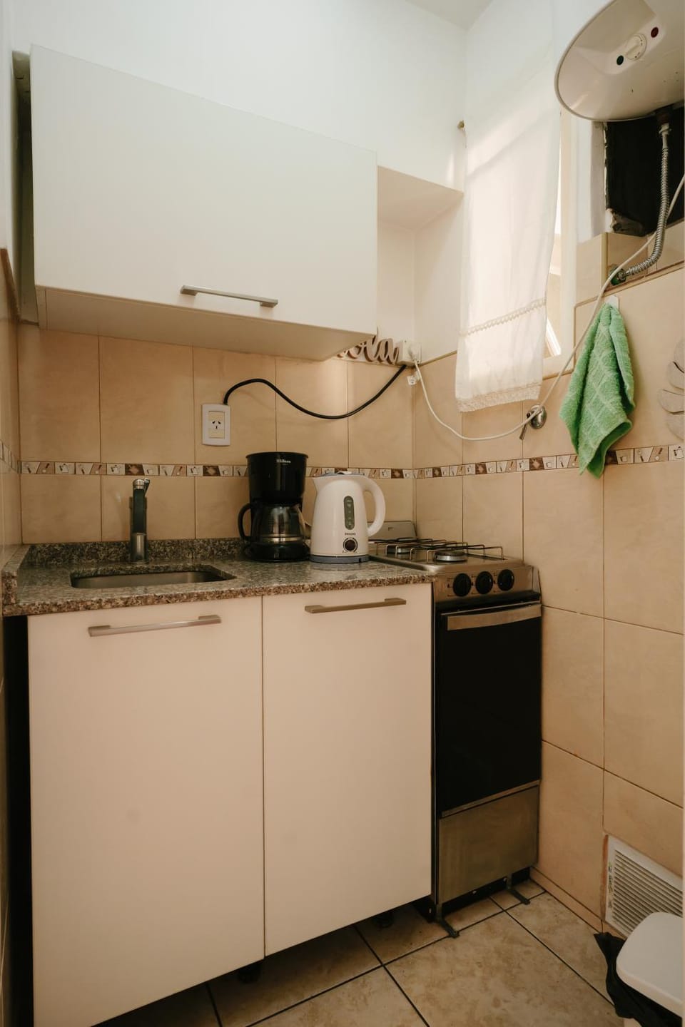 Coffee/tea facilities, Kitchen or kitchenette, stove, toaster