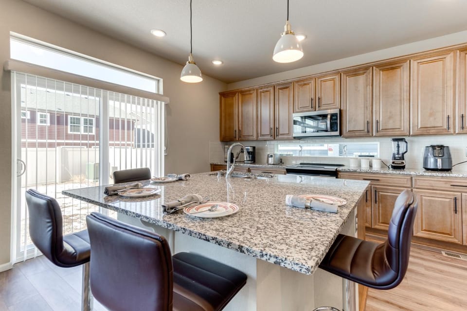 17 Mi to Downtown Denver: Modern Aurora Home! House in Aurora