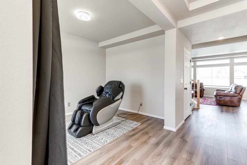 17 Mi to Downtown Denver: Modern Aurora Home! House in Aurora