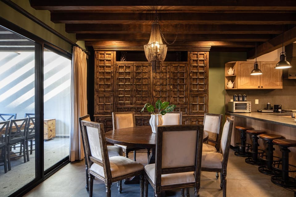 Kitchen or kitchenette, Living room, Seating area, Dining area