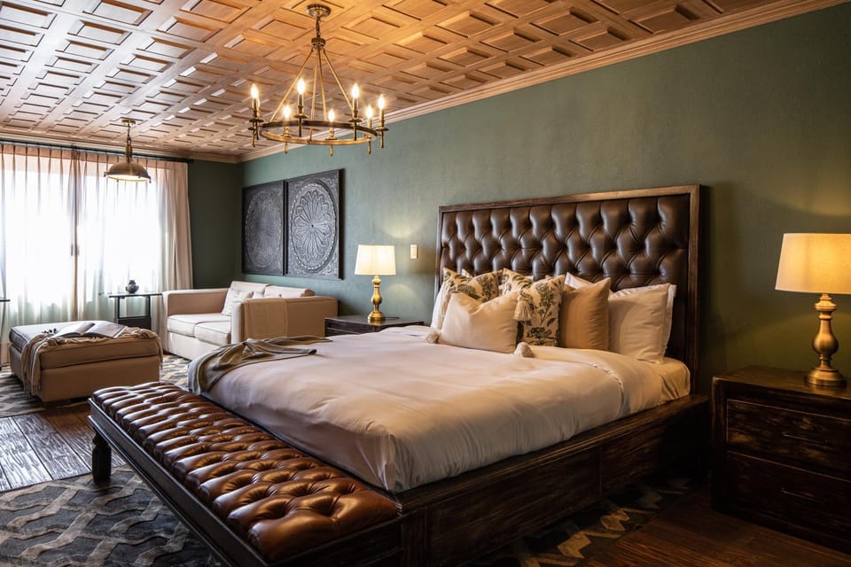 Bed, TV and multimedia, Photo of the whole room, Seating area, Bedroom