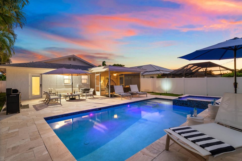 Endless Paradise -New Salt Water Pool! Relax! Walk to Beach! House in Naples Park