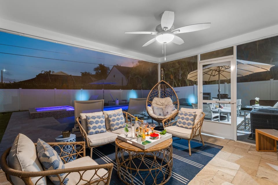 Endless Paradise -New Salt Water Pool! Relax! Walk to Beach! House in Naples Park