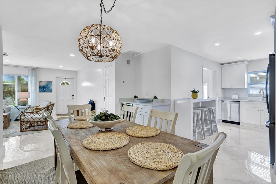 Endless Paradise -New Salt Water Pool! Relax! Walk to Beach! House in Naples Park
