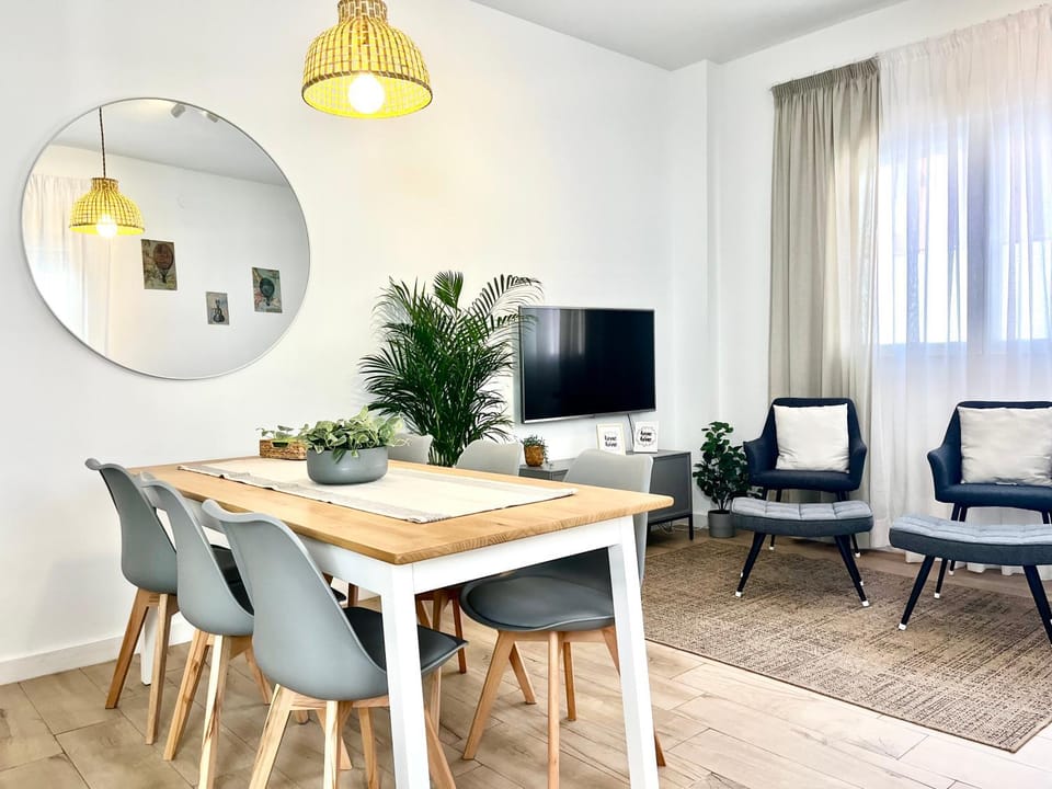 TV and multimedia, Living room, Seating area, Dining area