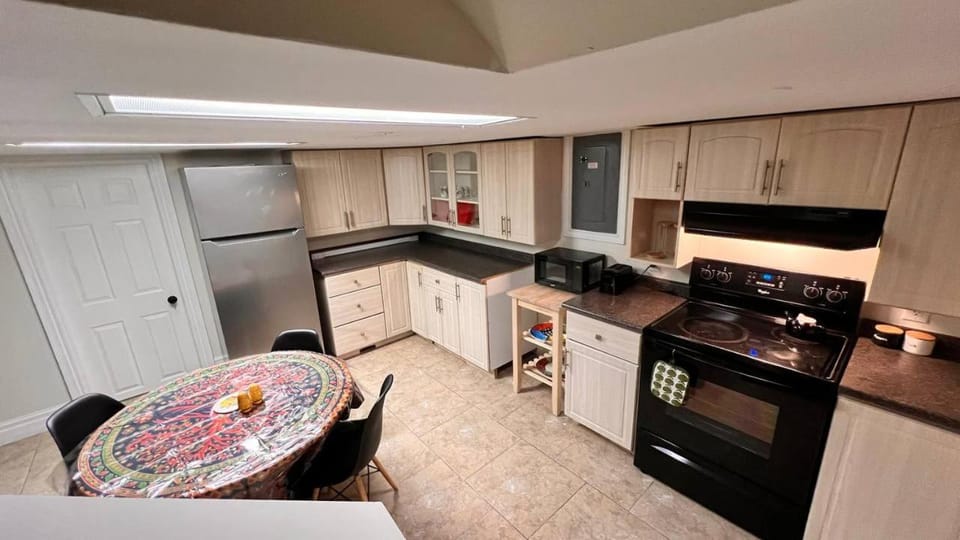 Downtown-Jackson Park private Budget Friendly Room Vacation rental in Windsor