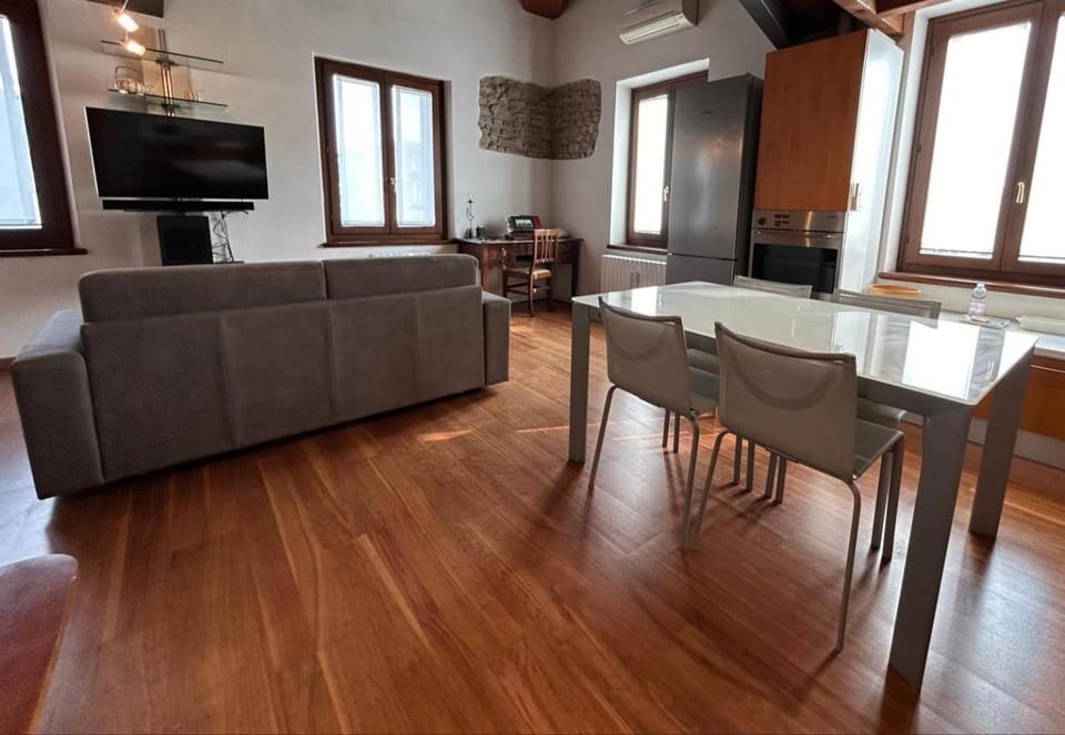 TV and multimedia, Living room, Seating area, Dining area