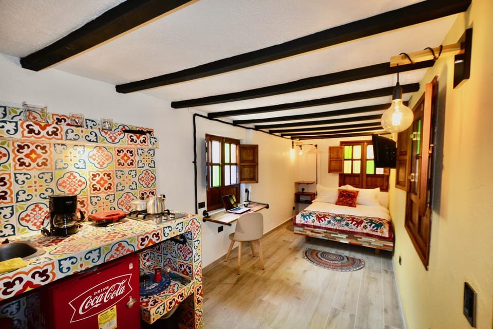 Bed, Photo of the whole room, Seating area, Dining area, Bedroom
