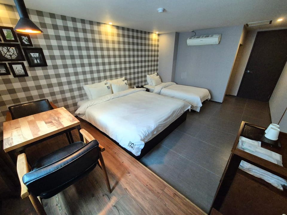 Bed, Photo of the whole room, Bedroom, air conditioner