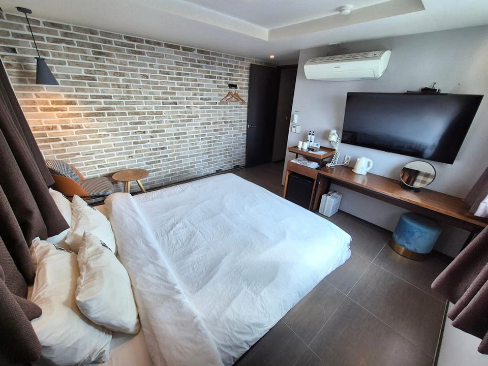 Bed, TV and multimedia, Photo of the whole room, Bedroom